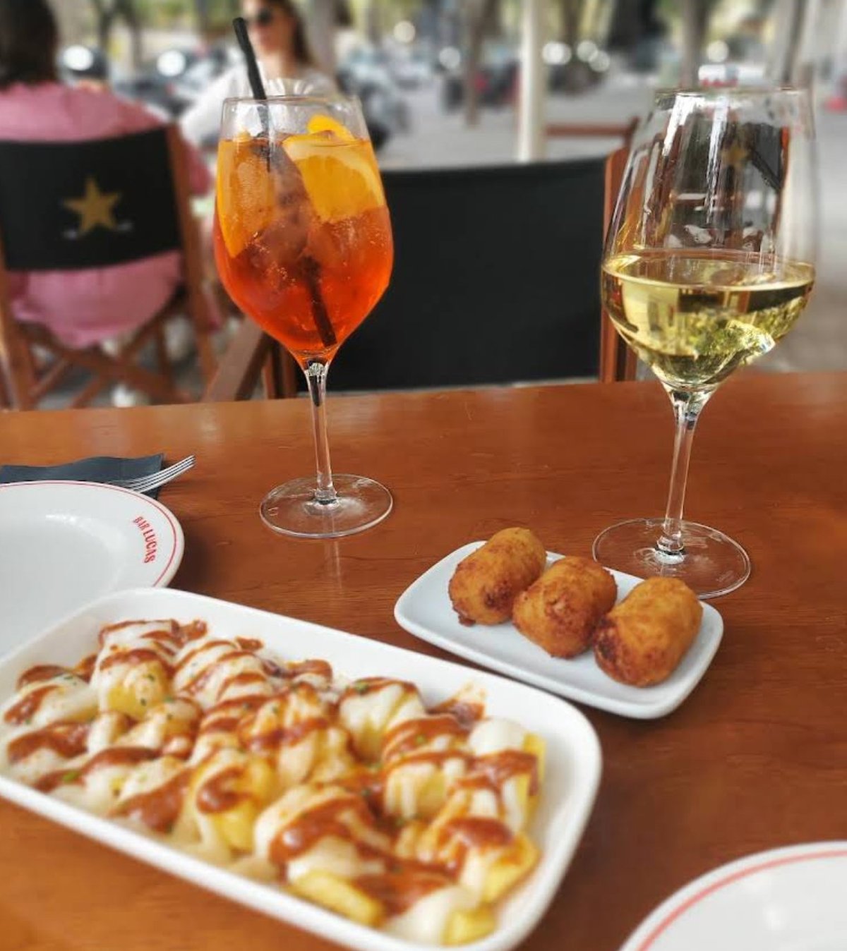 Aperitivo en la terraza de Bar Lucas — Aperol Spritz, vino blanco y tapas