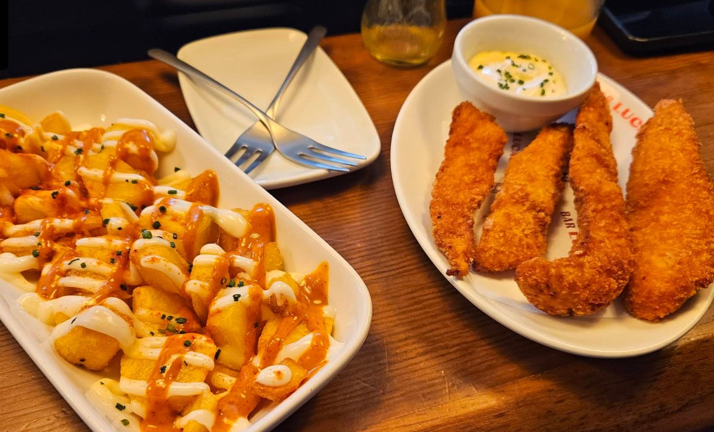 Patatas bravas y filetes empanados de Bar Lucas