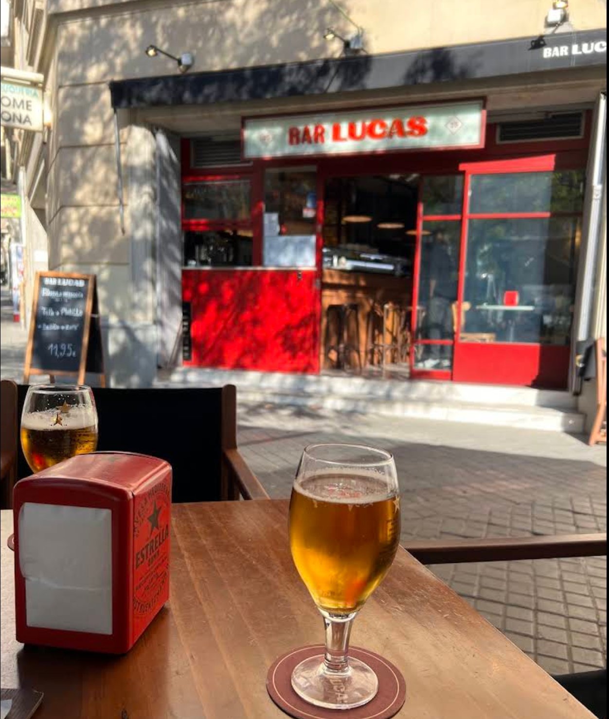 Fachada roja de Bar Lucas en Carrer d'Europa, Les Corts
